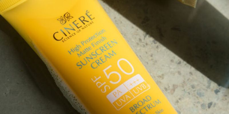 ضد آفتاب SPF ۵۰ بی‌رنگ سینره  برای پوست چرب